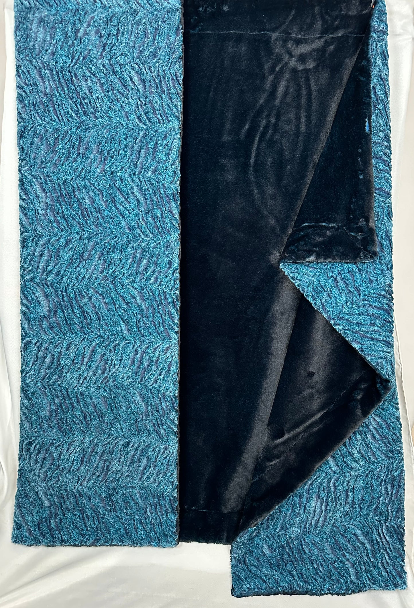 Aquamarine and Blue Bayou Seal Double Luxe X-Wide 60x83 Large blanket